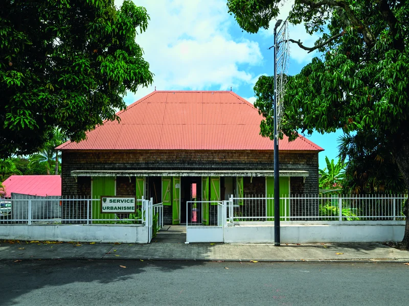 Exemple de Case Pavillon traditionnelle à l'Entre-Deux avec toit à quatre pans