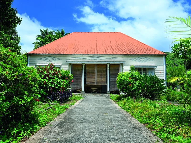 La Case Valy, monument historique de l'Entre-Deux, avec lambrequin Art déco