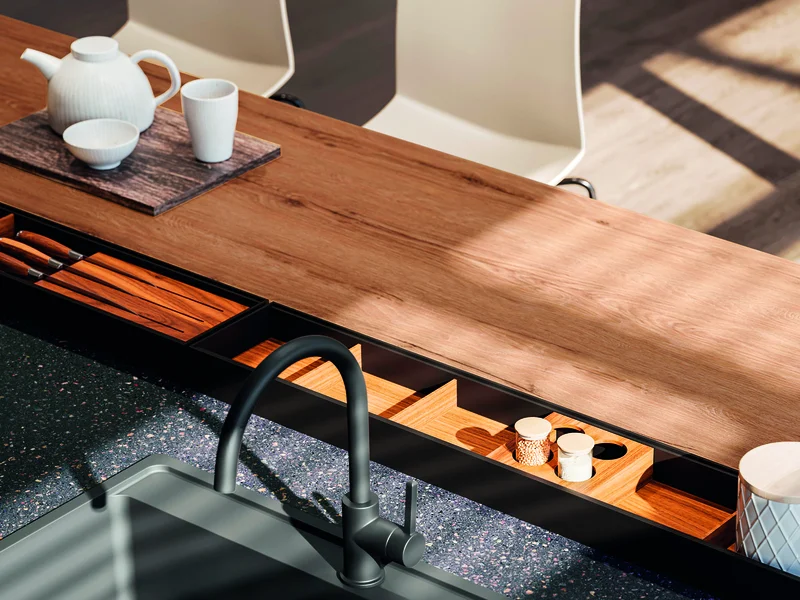 Cuisine en bois avec table en tamarin et passe-plat en cryptomeria