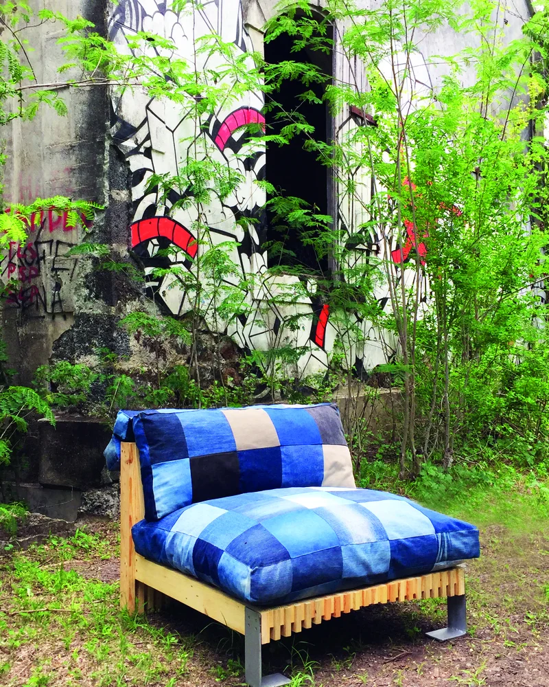 Éco-matériauthèque à La Réunion, présentant des échantillons de matériaux locaux et durables