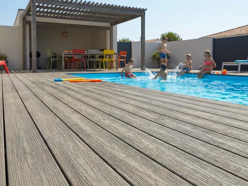 Revêtement piscine composite imitation bois pour un entretien facile