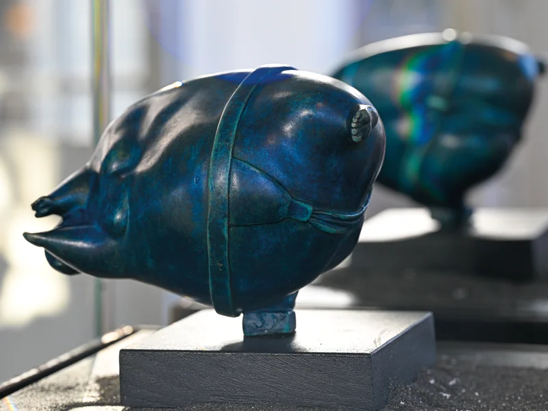 Illustration du livre Équilibre de Stefan Jardel artiste, montrant un homme-oiseau contemplant une ville depuis un immeuble.