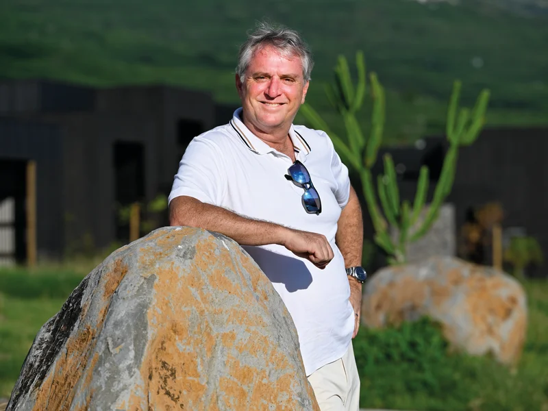 Christian Wolff, gestionnaire du Wood Hotel Réunion, présentant l'intégration écologique de l'établissement