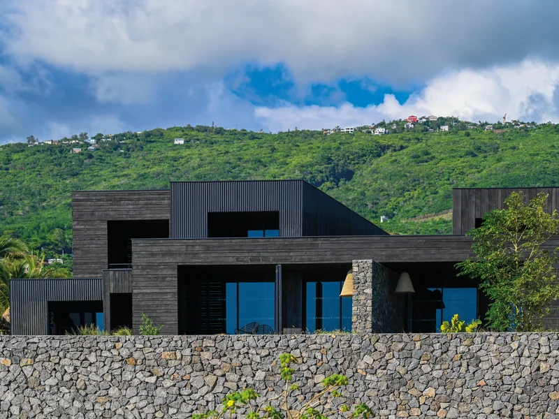 Vue aérienne du Wood Hotel & Spa à Trois Bassins, montrant l'architecture en bois et les toits végétalisés