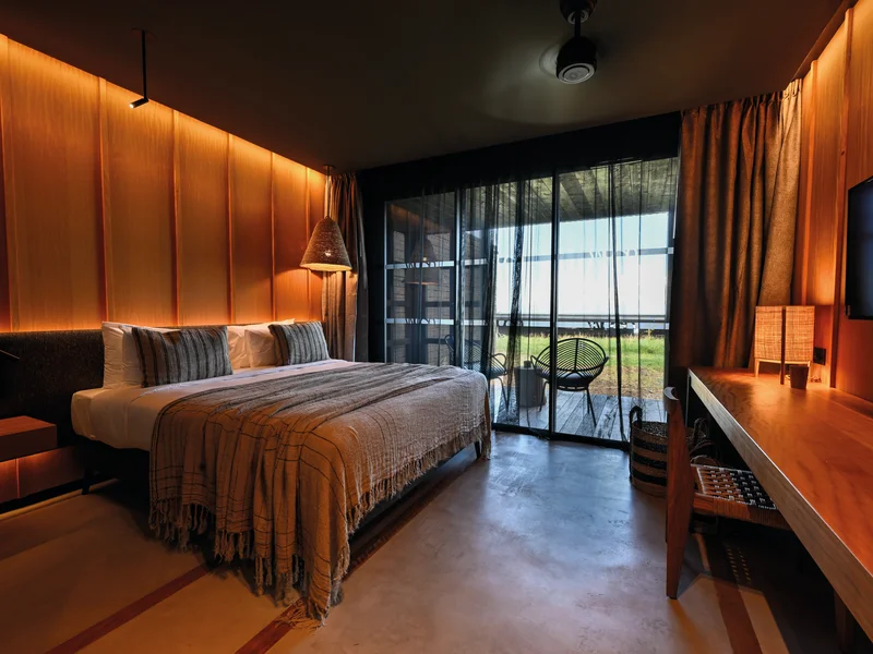 Piscine à débordement du Wood Hotel avec vue imprenable sur l'océan Indien