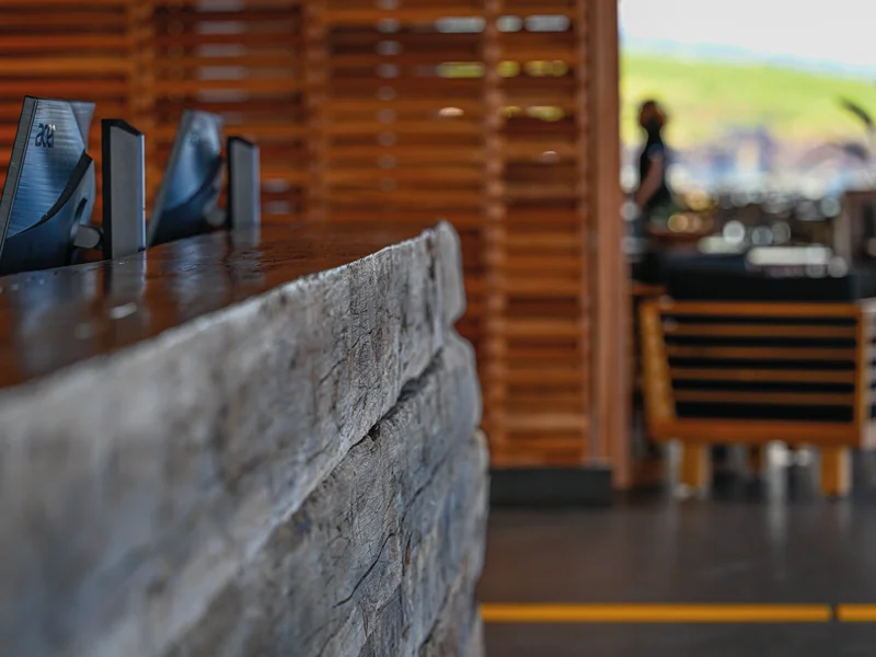 Détail d'un mur intérieur en bois précieux au Wood Hotel, ambiance chaleureuse