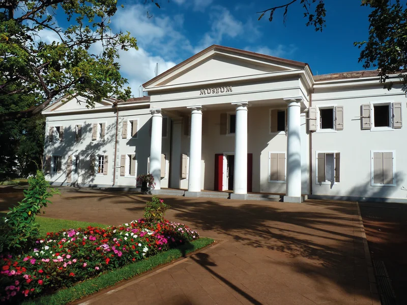 Façade emblématique du Muséum de La Réunion, un trésor architectural au cœur du Jardin de l'État.