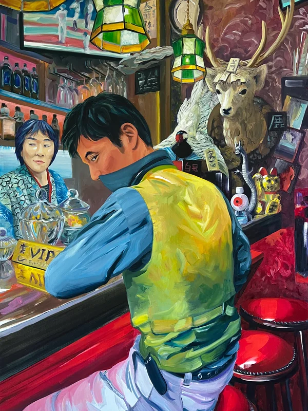 Intérieur d'un izakaya japonais avec des détails éclectiques et colorés