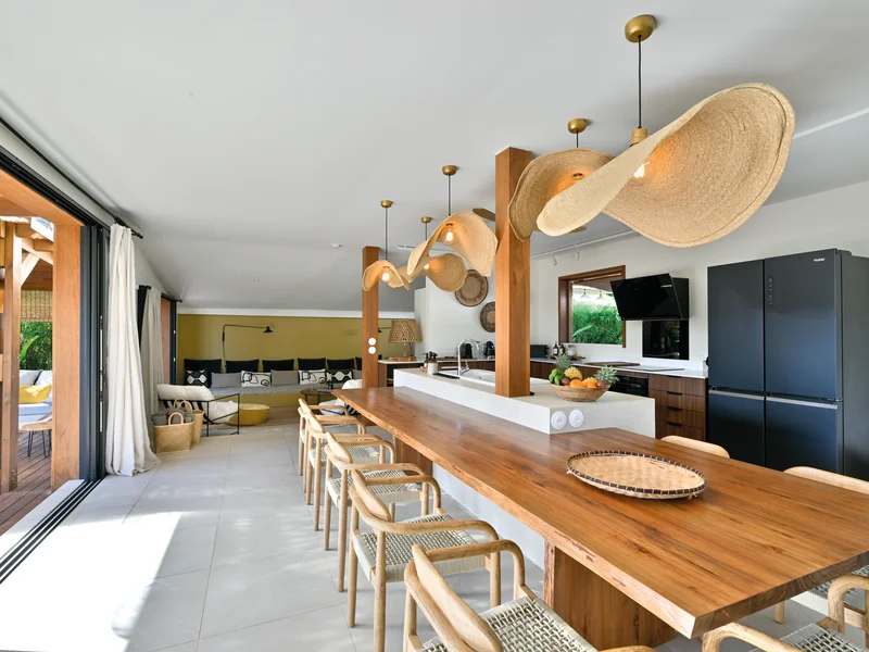 La cuisine moderne en bois de la villa.