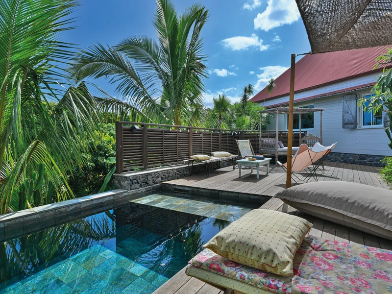 Varangue de Louisette La Rivière avec mobilier chiné et tapisserie Gaultier