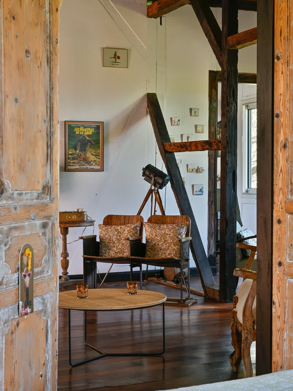 Piscine en pierre naturelle chauffée, entourée de végétation tropicale