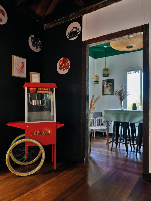 Intérieur de la case créole avec charpente en coque de bateau renversée