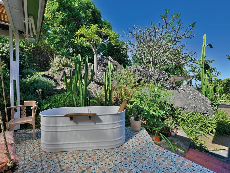 Salon avec projecteur vintage du Rex de Paris et tourne-disque