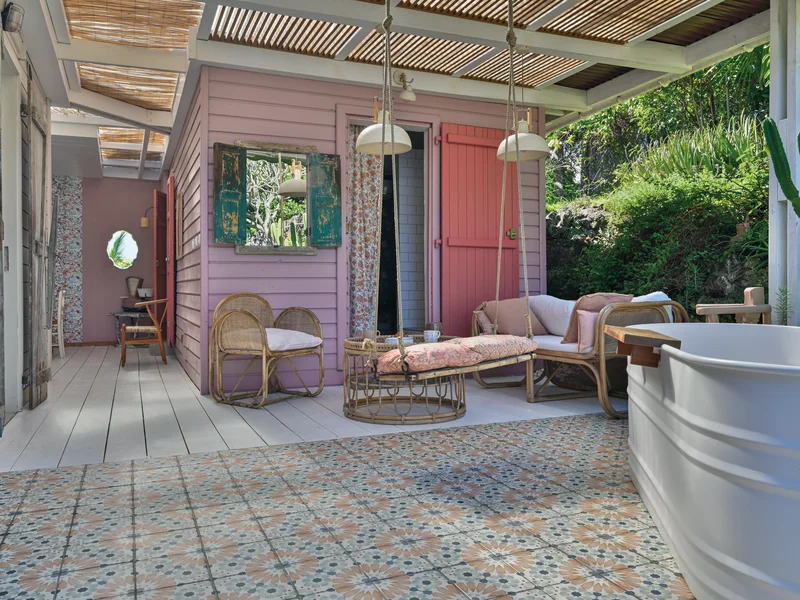 Détail d'un mur en moellons et fenêtre créole d'origine