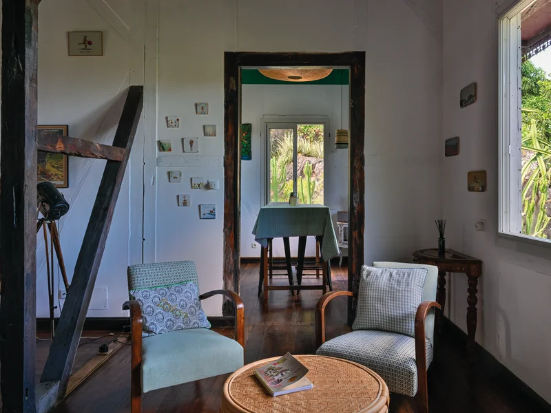 Cuisine rétro avec machine à pop-corn et papiers peints colorés