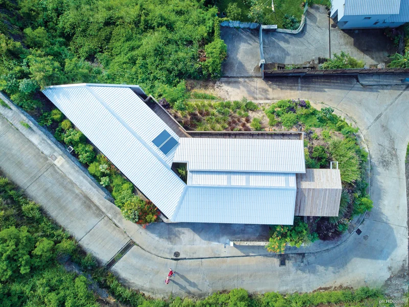 Maison T2TX Réunion intégrée dans la topographie complexe de Saint-Paul