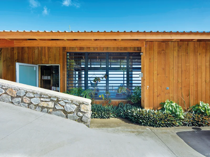 Intérieur de l'Architecture T2TX avec ossature bois apparente et baies vitrées