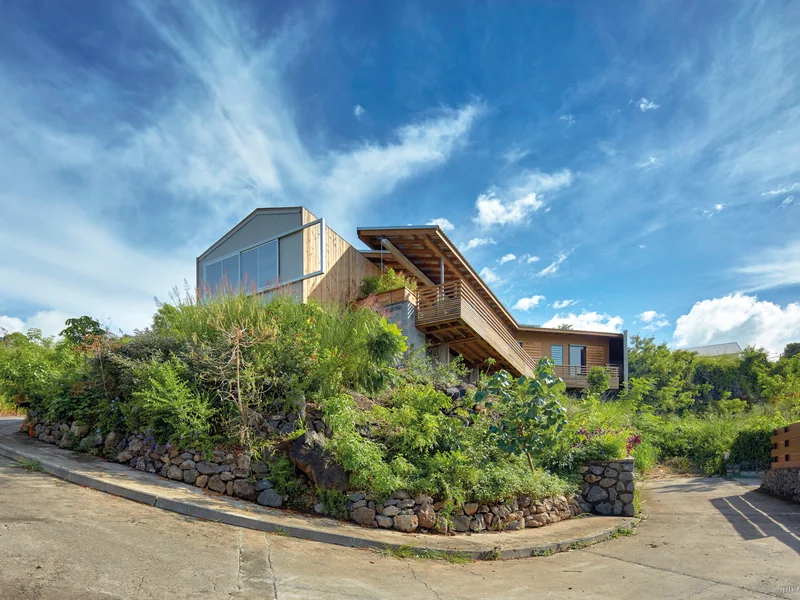 Ventilation naturelle traversante de la Résidence T2TX avec végétation abondante