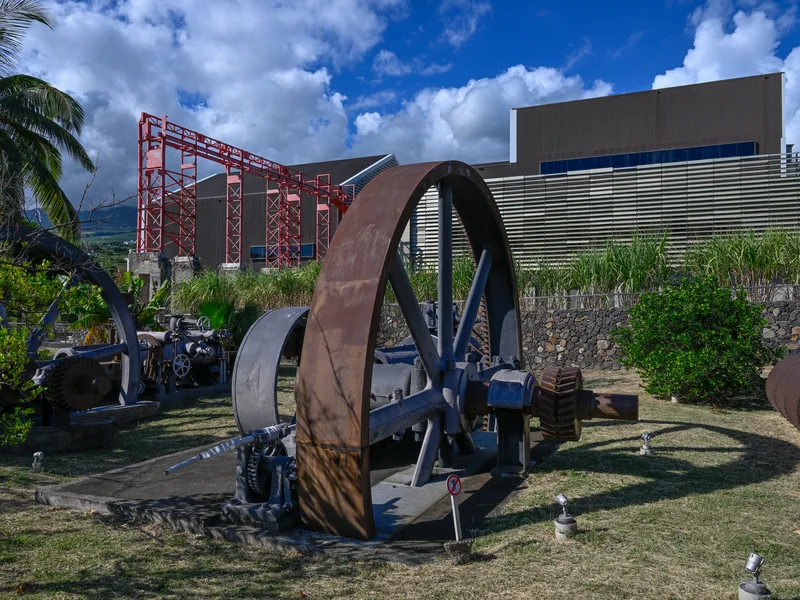Ouvriers de la canne à sucre transportant des charrettes chargées à La Réunion