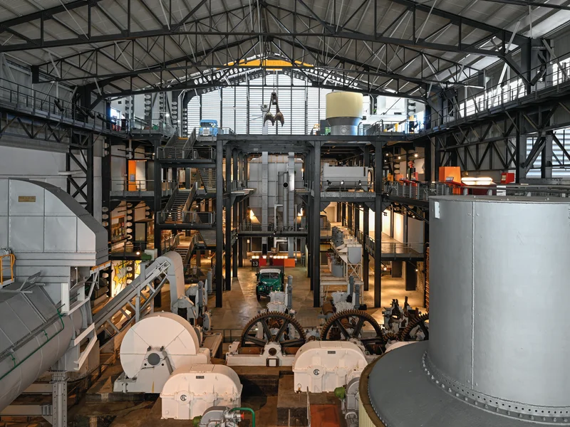 Anciennes machines industrielles de sucrerie, vestiges du passé de Stella Matutina