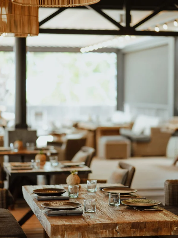 Le Kah Beach & Restaurant sur la plage de Grande Anse, ambiance décontractée.