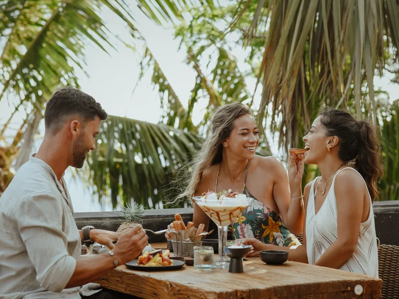 Le Kokoa Bar du PALM Hotel & Spa Réunion avec cocktails et tapas.