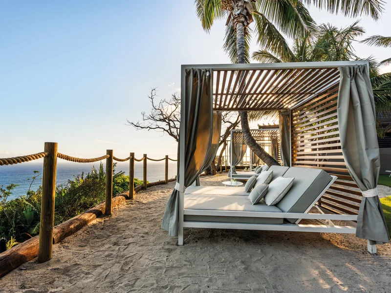 Vue panoramique sur l'océan Indien depuis le PALM Hotel & Spa Réunion avec paille-en-queue.