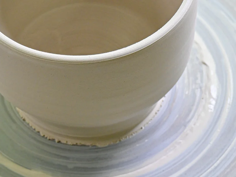 Installation émouvante de soixante-trois cœurs en céramique suspendus, chacun représentant une victime de féminicide.