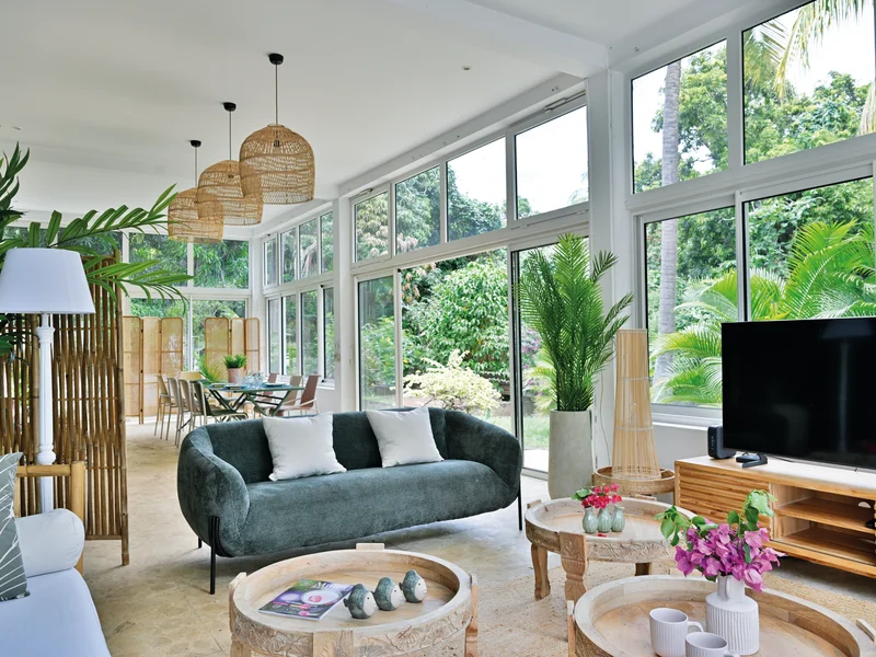 Terrasse de chambre à l'étage du Domaine de La Grande Fontaine, vue sur les oiseaux