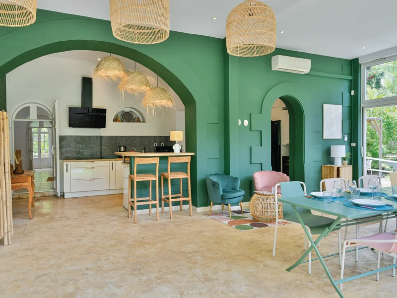 Allée ombragée menant au Domaine de La Grande Fontaine, havre de paix