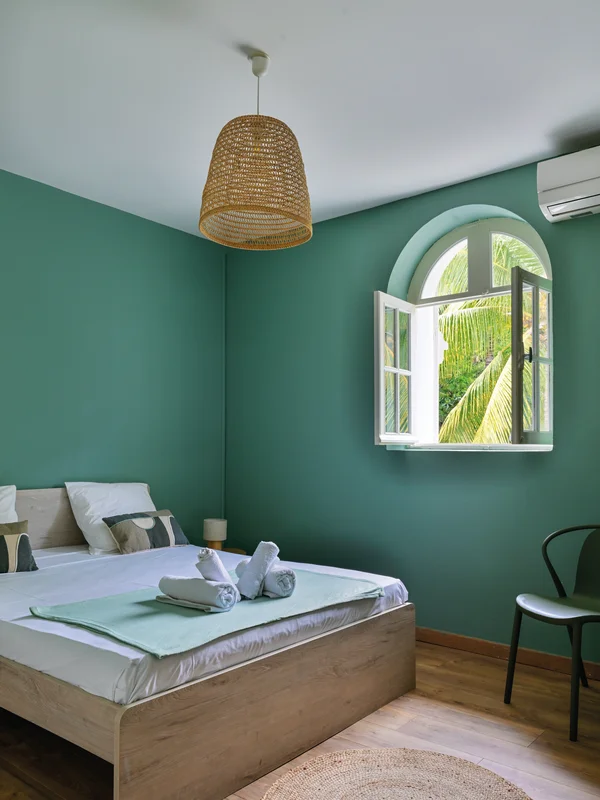 Portrait de famille créole devant le Domaine de La Grande Fontaine, années 80-90