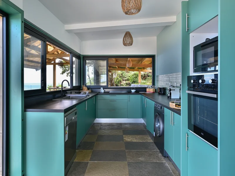 Mobilier artisanal en bois et lits en bambou sur mesure dans la Villa Prestige