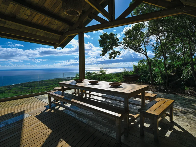Piscine en pierre naturelle et deck en pin de la Villa Prestige