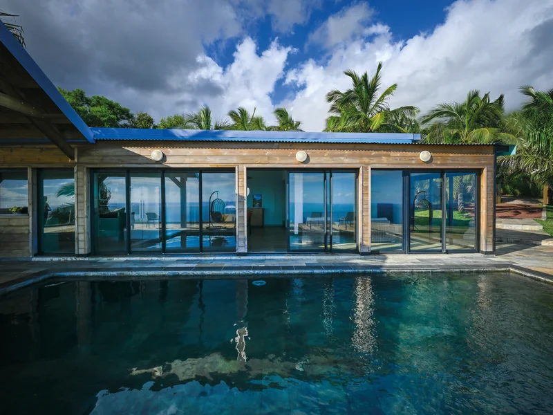 Intérieur lumineux de la Villa Prestige avec vue sur l'horizon infini