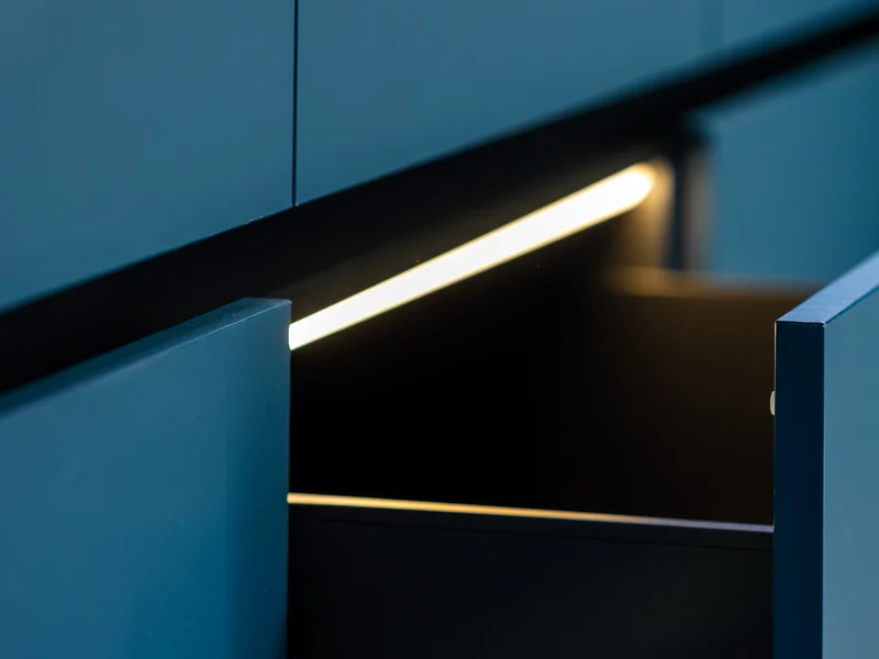 Design épuré des cuisines noires et blanches avec îlot central en marbre