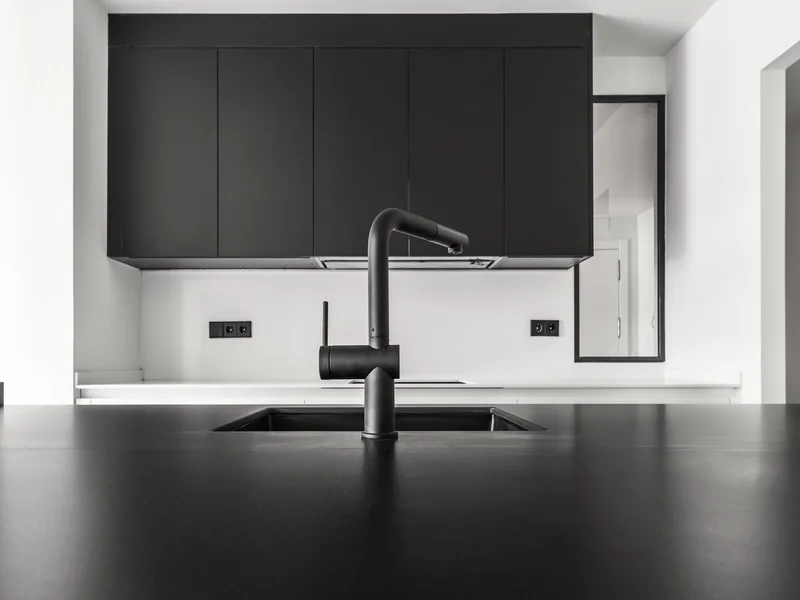 Ambiance lumineuse d'une cuisine blanche moderne avec éléments naturels