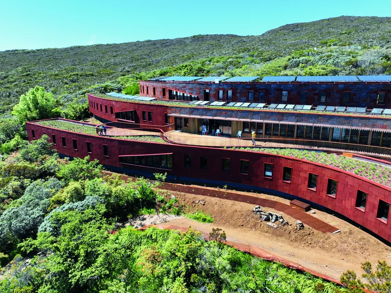 Intégration architecturale de l'éco-gîte du Volcan dans le paysage réunionnais