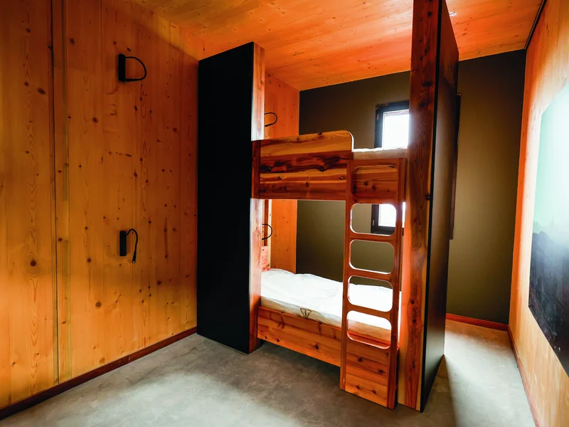 Panneaux photovoltaïques et récupération d'eau de pluie sur le toit du gîte écologique