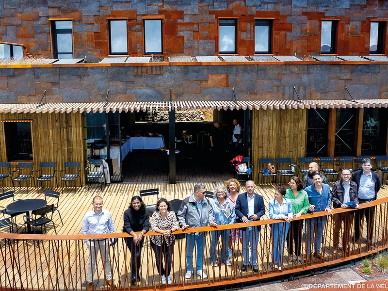 Équipe accueillante de l'éco-gîte du Volcan prête à recevoir les randonneurs