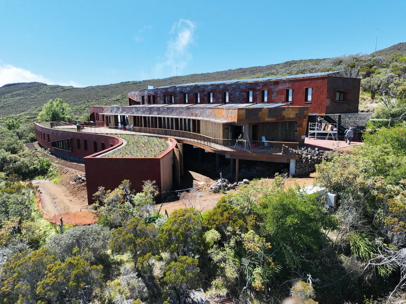 Panneau d'information sur le co-financement du projet éco-gîte du Volcan